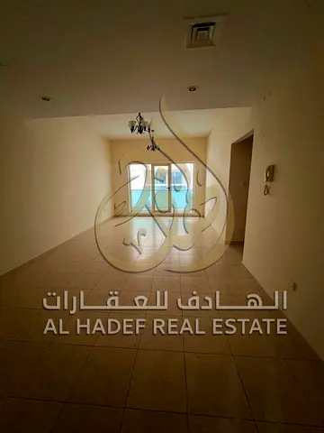 غرفتين وصالة للإيجار السنوي في التعاون الشارقة | شارع الوحدة الرئيسي | بلكونة | خزائن بالحائط | استور | تكييف على المالك | قريب من مخرج دبي