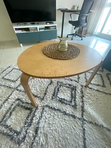 Round Scandinavian-style wooden coffee table - light oak finish
