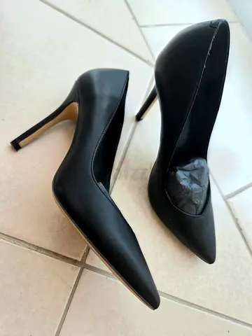GUESS Pointed Heeled Pumps - Black Leather - Size 7.5