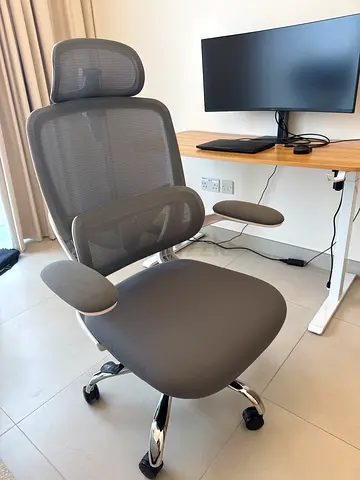 Ergonomic Mesh Office Chair with Headrest – Good Condition