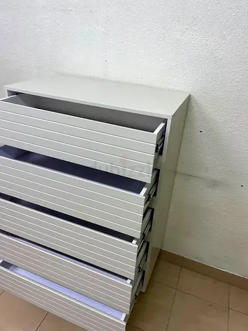 White 5-Drawer Chest / Dresser - Good Condition