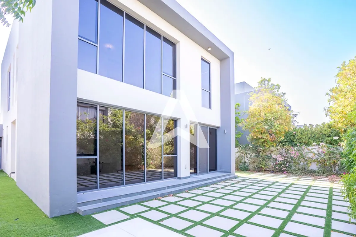 Upgraded 5Bed | Landscaped Garden | Ready to Move