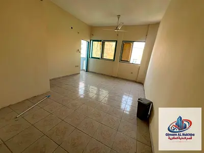 استوديو للإيجار في البوطينة بمطبخ منفصل ومساحة مريحة، موقع مميز وقريب من الخدمات، الإيجار السنوي 17,000 درهم مع تسهيلات في الدفع على 4 دفعات