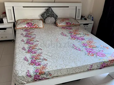 Bedroom Set (Glossy White) For Sale