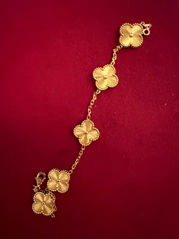 Gold-tone Four-Flower Bracelet, Clasp Closure