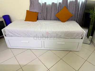White wooden single daybed with storage drawers - good condition