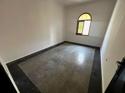 شقة واسعة بصالة منفصلة أمام مدرسة الحكمة – 25 ألف فقط
