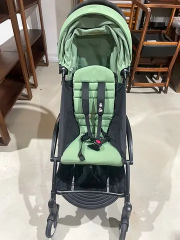 Yoyo green baby stroller in good condition