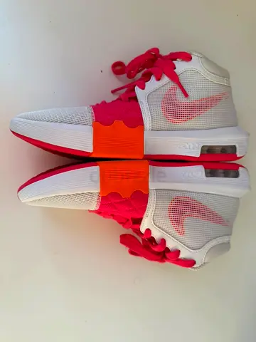 Nike LeBron Witness 8 (VIII) basketball shoes - pink/white, very good condition. Size 40.5