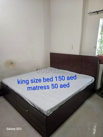 King Size Wooden Bed Frame with Headboard (Mattress Available)