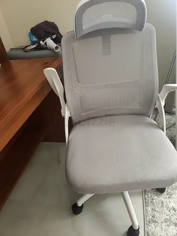 Ergonomic Mesh Office Chair with Headrest - White light grey- perfect condition