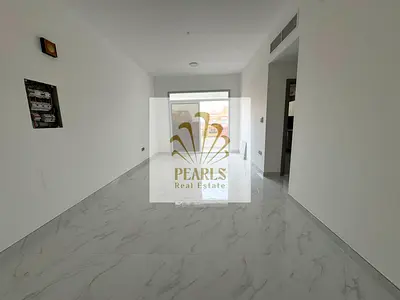 فرصة مميزة لإيجار السنوي بالمويهات 3! أول ساكن، غرفتين ماستر وصالة، 3 حمامات، بلكونة، مطبخ واسع، تكييف مركزي، باركينج مجاني، قريب من مخرج محمد بن زايد