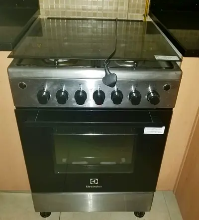 Electrolux freestanding gas oven and 4-burner hob - good working condition