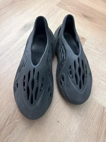 Black foam runners