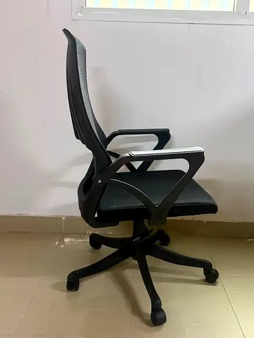 Black ergonomic mesh office chair - good condition