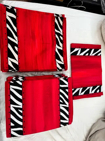 Art Tablelinen set by Carole Nevin Cape Town, 25x Padded Place Mats, 25x Cloth Napkins, 1x Runner