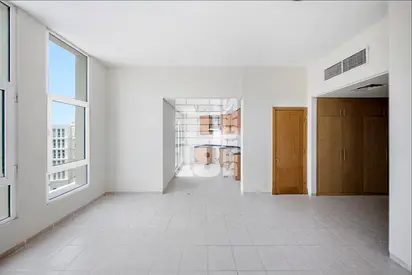 Large Layout With Store Next to Metro & Pool