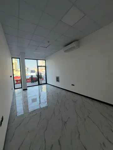 محل تجاري للإيجار السنوي في الراشدية 2 عجمان محل جديد بالكامل أول مستأجر في موقع مميز بواجهة واضحة وإطلالة ممتازة وتشطيب راق وجاهز للتشغيل