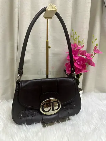 Preloved CAMELLIA
VINTAGE leather shoulder bag with silver buckle Authenticity not Guranteed
