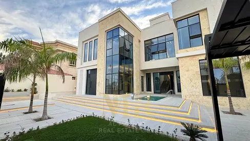 خلف الحديقه مباشره_  بالقرب من الخدمات_  فيلا بمسبح خاص | سعر يشمل الكهرباء _ المياه _  المكيفات