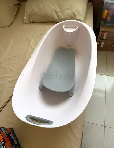 White Baby Bathtub with Newborn Support Insert