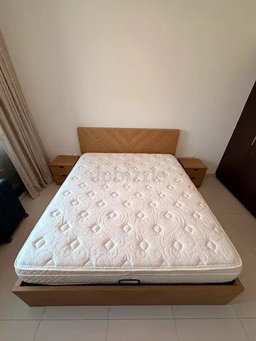 Homebox King size mattress in great condition | Orginal cost is 2000 AED. Selling it for 300 AED.
