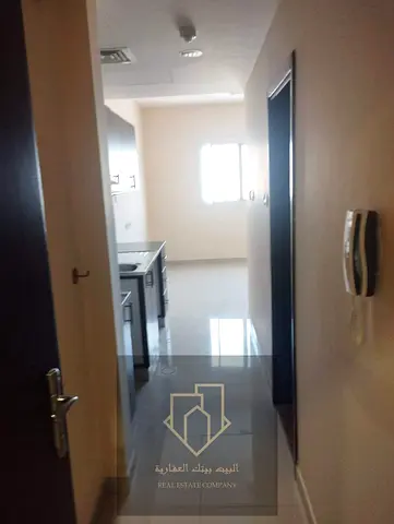 استوديو عملي بمساحة مريحة، خزائن حائط، مطبخ شبه منفصل، تكييف مركزي، بناية نظيفة جداً ومرتبة، مع تأمين شيك وموقع مناسب للسكن.