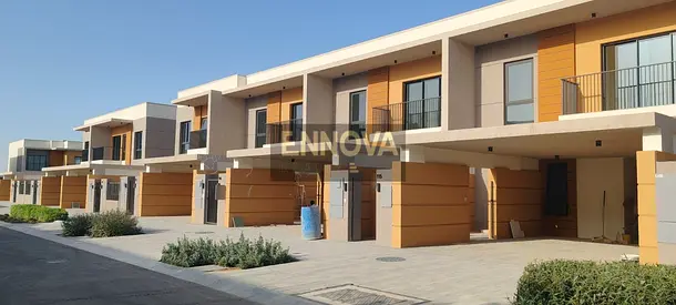 تاون هاوس خمسة غرفة  في ارقى مجمع سكني في عجمان متكامل الخدمات