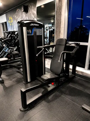 Next fitness , Mult press ( shoulder press , incline press , chest press ) - AED 4500