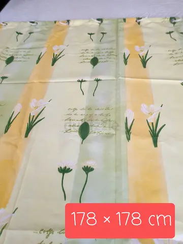 Light green floral tub curtain, 178 x 178 cm with rod