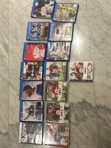 Collection of FIFA PS4 games (multiple editions) - 14 discs