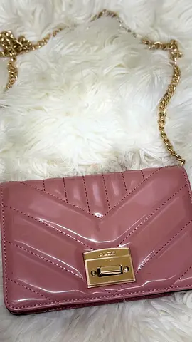 شنطة ALDO وردية بسلسلة ذهبية