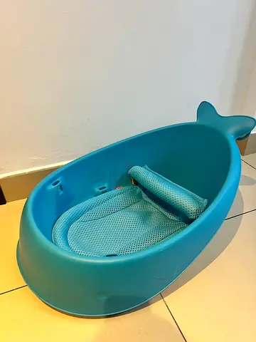 Portable baby bath tub with reclining seat — Skip Hop Brand