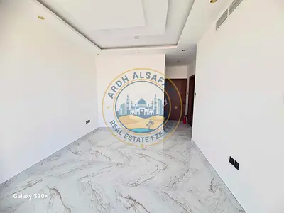شقة جديدة فاخرة مكونة من غرفتي نوم وصالة مع خزائن ملابس وشرفة وموقف سيارات، متاحة للإيجار لمدة شهر مجاناً.