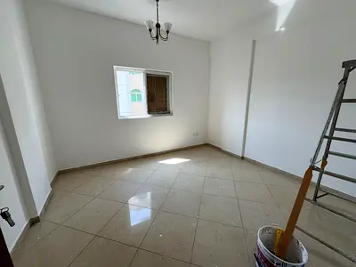 📢 **للإيجار السنوي – المصلى** 📍 **خلف جراند مول** 🏡 شقة **غرفة وصالة صغيرة** مع خزائن حائط، في موقع مميز ومناسب للعائلات.