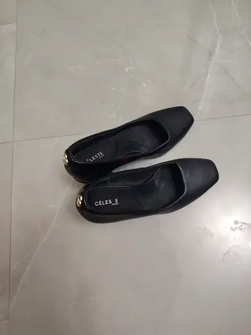 Black Celeste women's low-heel pumps