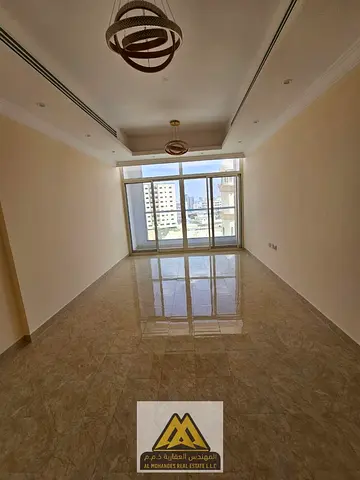 شقة غرفتين وصالة بالروضة 2 عجمان، بلكونة، 2 حمام، تكييف مركزي وباركن مجاني. 45 ألف، 4 دفعات.