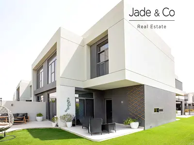 Community Expert | Full Corner I Huge Plot