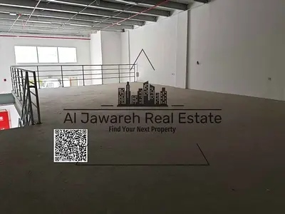 مستودع ميزانين مميز للإيجار في إمارة عجمان بمنطقة الجرف 1 خلف سوق السيارات، يتمتع بموقع استراتيجي وحيوي يسهل الوصول إليه من الطرق الرئيسية والمناطق