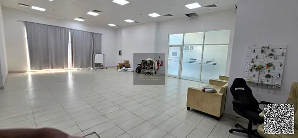 مساحة تجارية ممتازة للإيجار في الطابق الأرضي – شاملة التكييف والصيانة مجاناً!  فرصة تجارية استثنائية لامتلاك مقر لعملك في موقع استراتيجي ومميز! يتميز