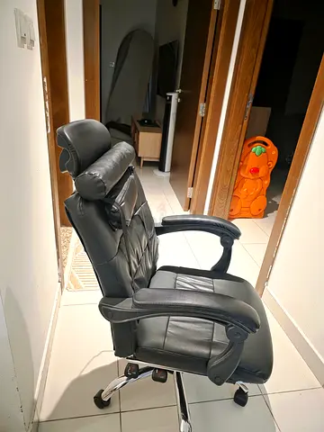 Desk Chair with Retractable Footrest