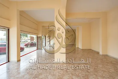 محل تجاري للإيجار السنوي في شارع جمال عبد الناصر الشارقة مساحة 2100 قدم قدرة كهربائية 100 كيلوواط مواقف سيارات حمام داخلي الدفع على 4 دفعات السعر 300
