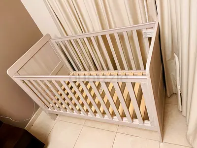 White Wooden Baby Crib - Convertible/Standard Cot in Good Condition with memory materass