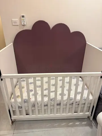 Baby Wooden Crib with Mattress – Excellent Condition