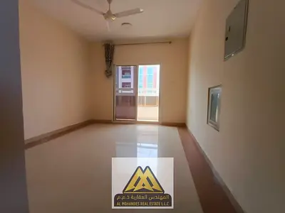 استديو مميز مساحة كبيره مع بلكونه ومطبخ منفصل بمنطقة الروضه3 قريب من جميع الخدمات وطريق محمد بن زايد
