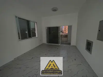 غرفه وصاله مع بلكونه بمنطق العالية  بجوار جميع الخدمات والطرق الرئيسيه سهل الخروج الي دبي والشارقه