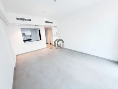 Semi-enclosed kitchen | Street view | Balcony