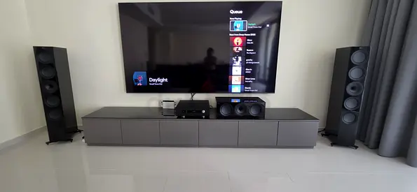 the cabinet without contents. It measures 3.50 x 0.60 meters, divided with Glas