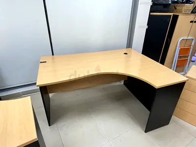 160x120 CM Light wood L-shaped office desk with cable grommets
