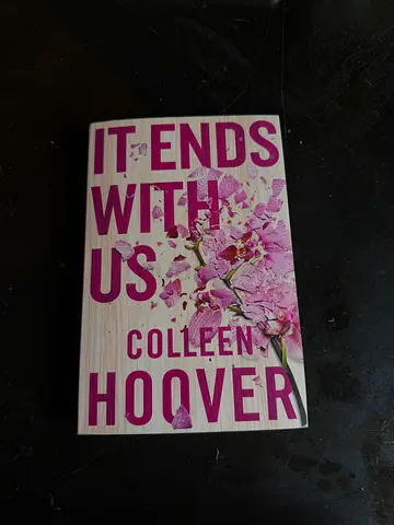 It Ends With Us by Colleen Hoover - Paperback